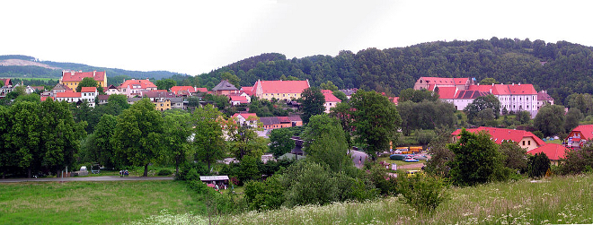 Pohled na Zlatou Korunu - napravo klášter
